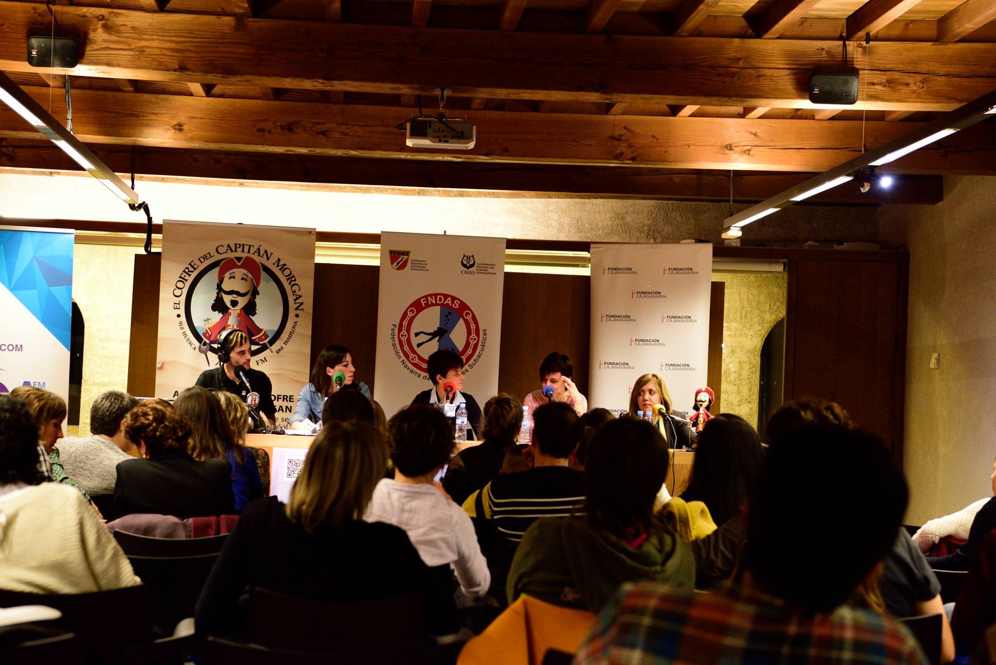 Mesa redonda y bautizo de buceo (Mujer y Deporte)